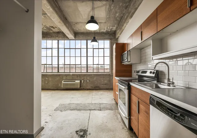 Photo 3 of Sale Pending at 200 W Jackson Ave #504, Knoxville, TN 37902 | MLS# 1338110 | Listing updated on 2026-09-25