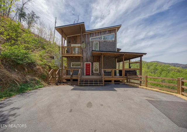 Photo 3 of Single family home for sale at 3322 Sugar Maple Loop Rd, Sevierville, TN 37862 | MLS# 1336329 | Listing updated on 2026-09-24