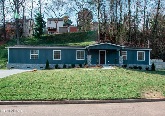 2nd image of 515 Greenwood Dr, Clinton, TN 37716 | MLS# 1336018