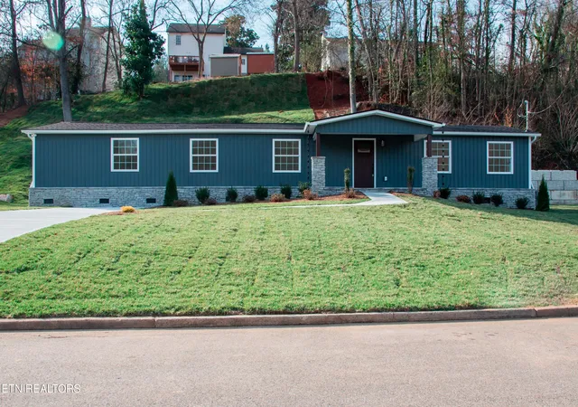 3rd image of 515 Greenwood Dr, Clinton, TN 37716 | MLS# 1336018