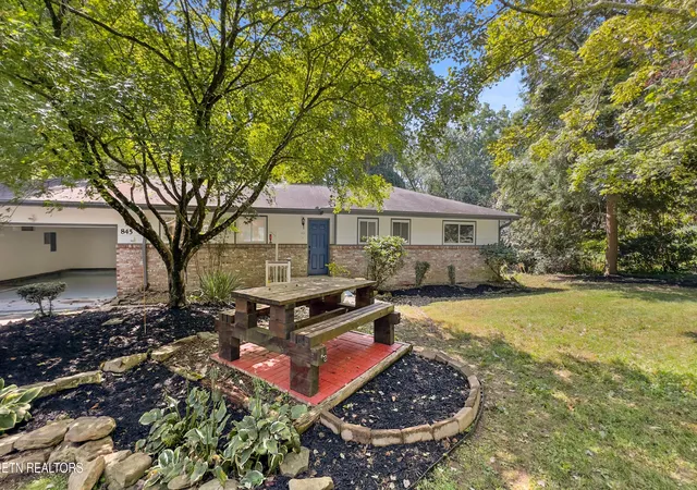 Homes for sale in Oak Ridge, TN | 845 W Outer Dr, Oak Ridge, TN 37830 | MLS# 1337118