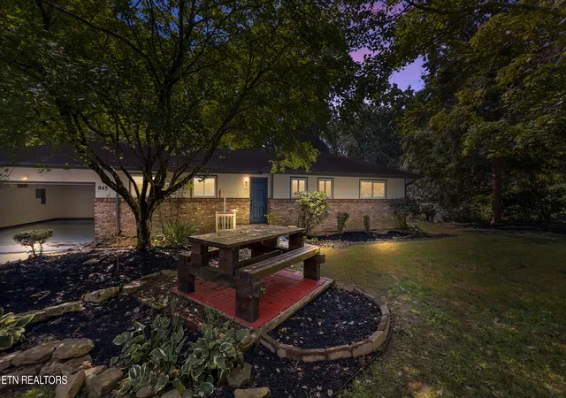 Homes for sale in Oak Ridge, TN | 845 W Outer Dr, Oak Ridge, TN 37830 | MLS# 1337118