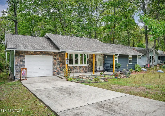 Homes for sale in Crossville, TN | 155 Lakeshire Dr, Crossville, TN 38558 | MLS# 1336503