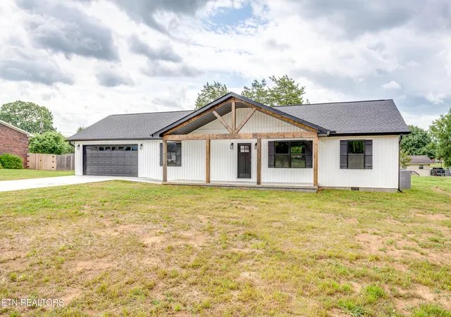 Homes for sale in La Follette, TN | 200 Farris Cir, La Follette, TN 37766 | MLS# 1336857
