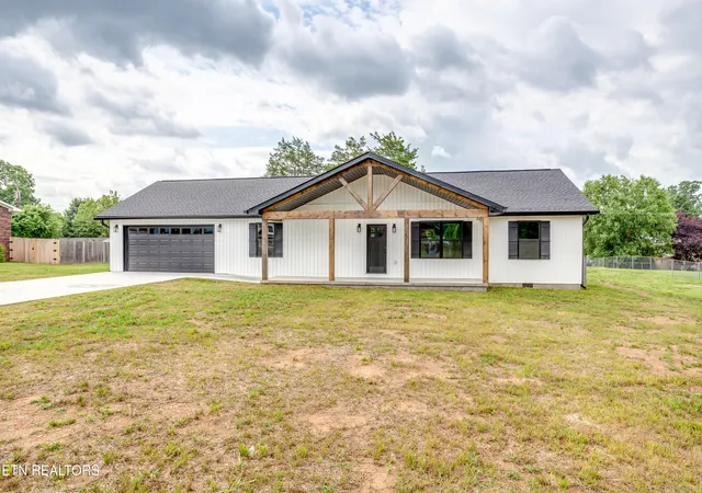 Homes for sale in La Follette, TN | 200 Farris Cir, La Follette, TN 37766 | MLS# 1336857