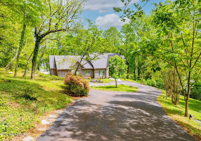 Photo 3 of Single family home for sale at 2304 Lakemoor Dr, Knoxville, TN 37920 | MLS# 1337322 | Listing updated on 2026-06-02