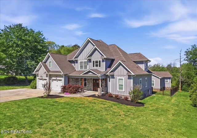 Photo 3 of Single family home for sale at 124 Alpine Dr, Clinton, TN 37716 | MLS# 1337287 | Listing updated on 2026-09-30