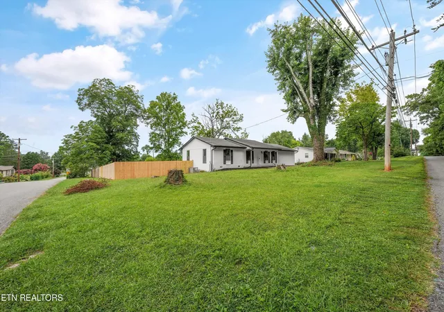 Photo 2 of Single family home for sale at 201 Wakefield Rd, Knoxville, TN 37922 | MLS# 1337876 | Listing updated on 2026-09-14