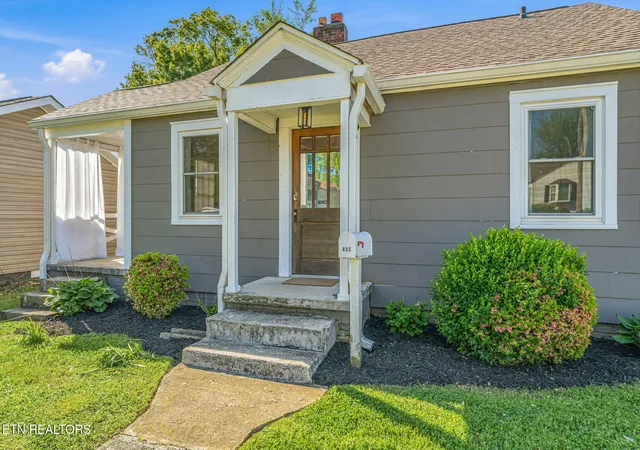 Homes for sale in Knoxville, TN | 822 Radford Pl, Knoxville, TN 37917 | MLS# 1338180