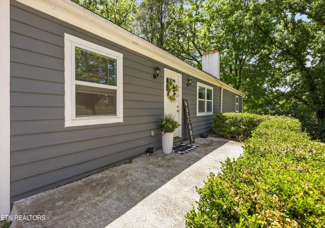 Photo 2 of Single family home for sale at 4824 Lonas Dr, Knoxville, TN 37909 | MLS# 1338420 | Listing updated on 2026-10-06