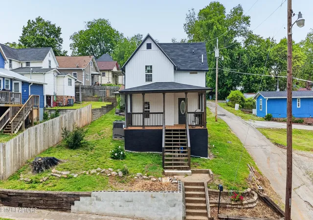 Homes for sale in Lenoir City, TN | 205 E 1st Ave, Lenoir City, TN 37771 | MLS# 1339127
