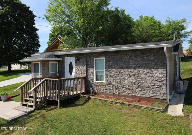 Homes for sale in Lenoir City, TN | 311 Bussell Ferry Rd, Lenoir City, TN 37771 | MLS# 1338549