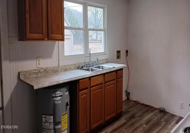 Listing Photo 4 - Condo for sale in building located at 725 Chilhowee St, Harriman, TN 37748
