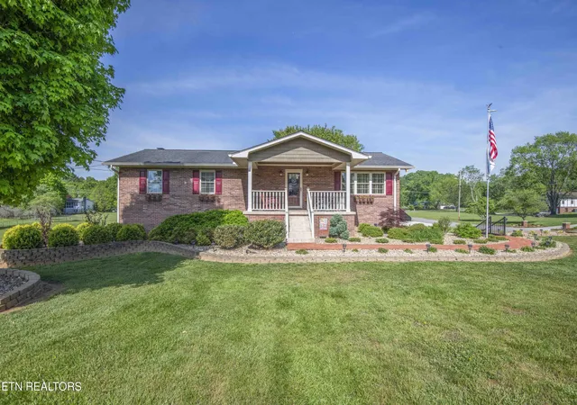 Photo 1 of Single family home for sale at 1827 Blakemore Rd, Knoxville, TN 37914 | MLS# 1338670 | Listing updated on 2026-08-24