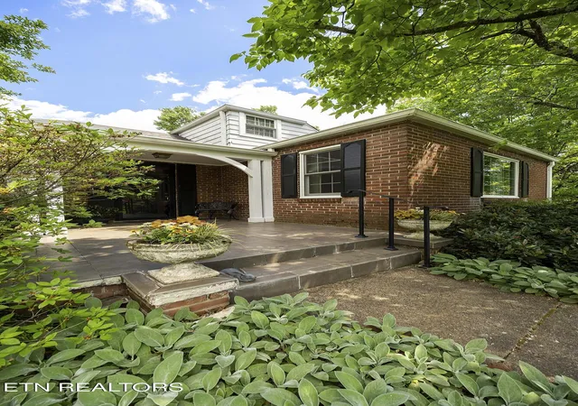 Photo 3 of Sale Pending at 932 Woodside St, Knoxville, TN 37919 | MLS# 1339036 | Listing updated on 2026-08-27