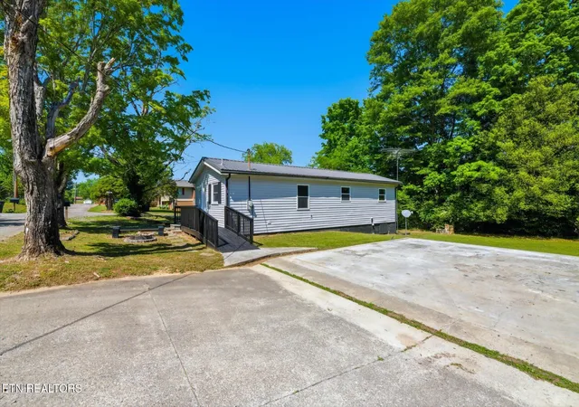 Homes for sale in Etowah, TN | 615 Carroll St, Etowah, TN 37331 | MLS# 1338775