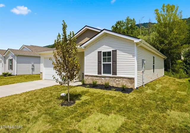 Photo 3 of Sale Pending at 339 N Rolling Meadows Dr, Harriman, TN 37748 | MLS# 1339162 | Listing updated on 2026-09-15
