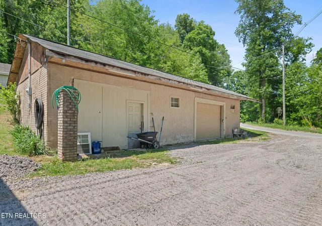 Homes for sale in Clinton, TN | 826 Pop Hollow Rd, Clinton, TN 37716 | MLS# 1339250