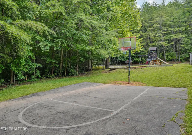 Homes for sale in Gatlinburg, TN | 3710 Weber Rd, Gatlinburg, TN 37738 | Houzeo
