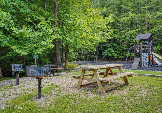 Homes for sale in Gatlinburg, TN | 3710 Weber Rd, Gatlinburg, TN 37738 | Houzeo