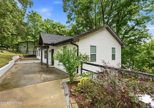 Homes for sale in Knoxville, TN | 3410 Solway Rd, Knoxville, TN 37931 | MLS# 1342464