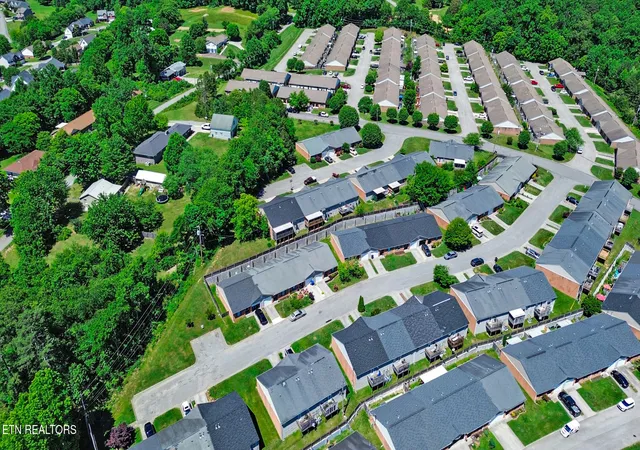 Listing Photo 2 - Condo for sale in building located at 8059 Intervale Wy, Powell, TN 37849
