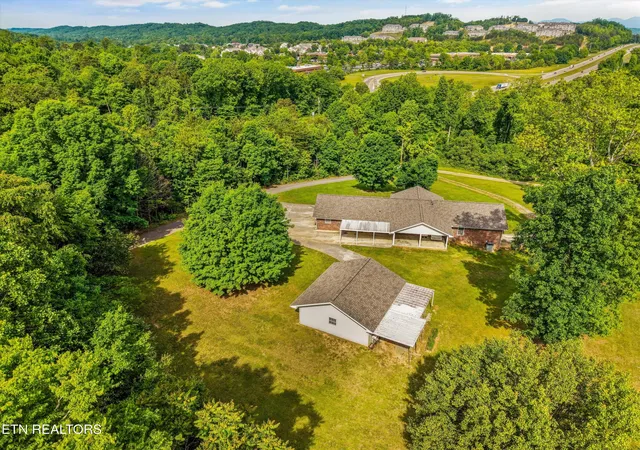 Photo 2 of Single family home for sale at 1210 Pellissippi Pkwy, Knoxville, TN 37932 | MLS# 1340077 | Listing updated on 2026-09-09