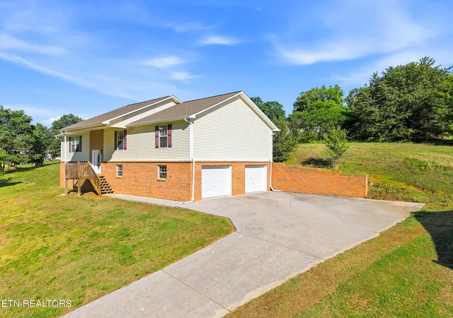 Photo 2 of Single family home for sale at 1690 River Bnd Rd, Sevierville, TN 37876 | MLS# 1340580 | Listing updated on 2026-07-29