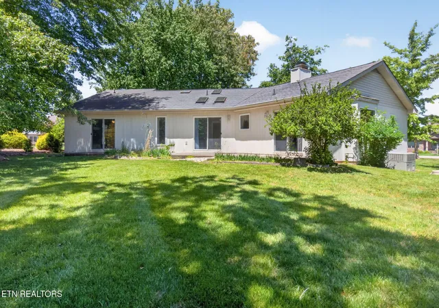 Photo 3 of Single family home for sale at 19 Thames Ct, Crossville, TN 38558 | MLS# 1341822 | Listing updated on 2026-09-11