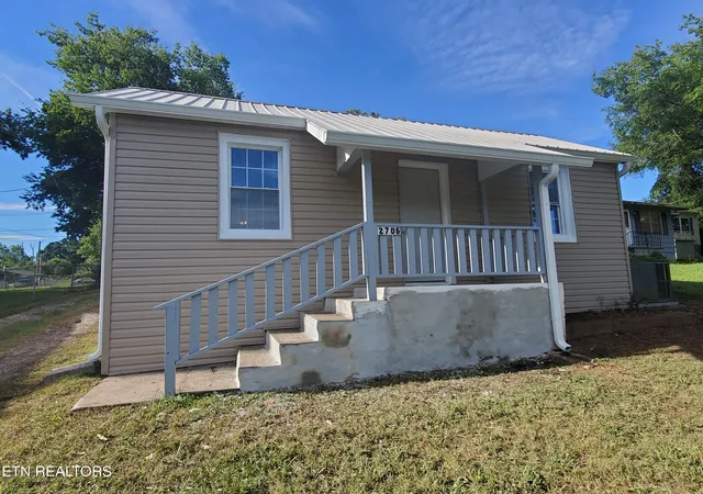 Homes for sale in Knoxville, TN | 2705 Cecil Ave, Knoxville, TN 37917 | MLS# 1340505