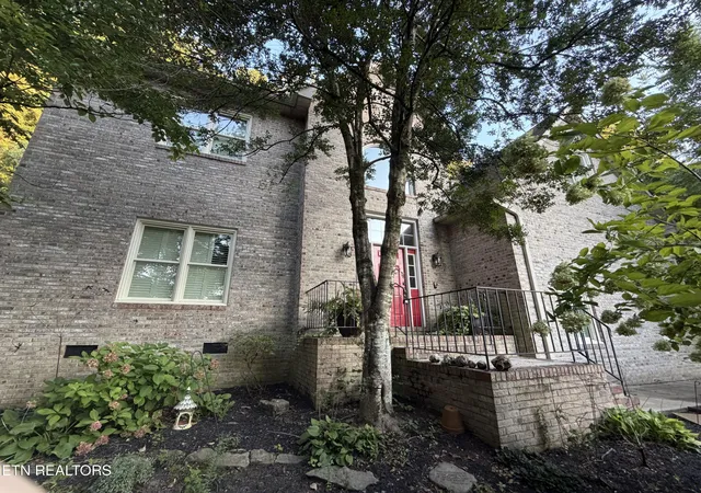 Photo 3 of Single family home for sale at 136 Baypath Dr, Oak Ridge, TN 37830 | MLS# 1341020 | Listing updated on 2026-10-05