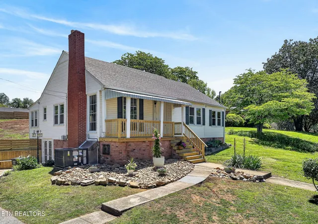 1st image of 128 S Young St, Sparta, TN 38583 | MLS# 1340329