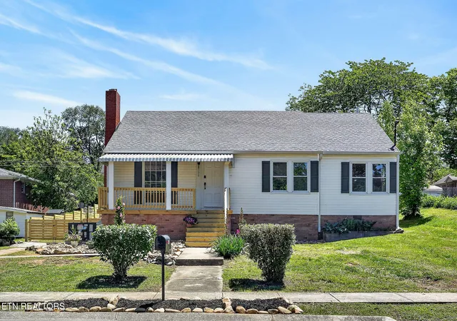 2nd image of 128 S Young St, Sparta, TN 38583 | MLS# 1340329