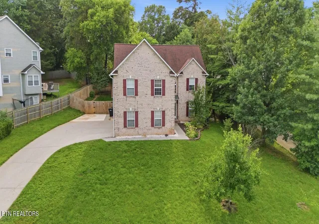 Photo 2 of Single family home for sale at 1613 Scenic Valley Ln, Knoxville, TN 37922 | MLS# 1340997 | Listing updated on 2026-08-26