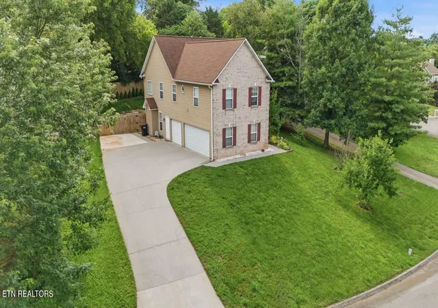 Photo 3 of Single family home for sale at 1613 Scenic Valley Ln, Knoxville, TN 37922 | MLS# 1340997 | Listing updated on 2026-08-26