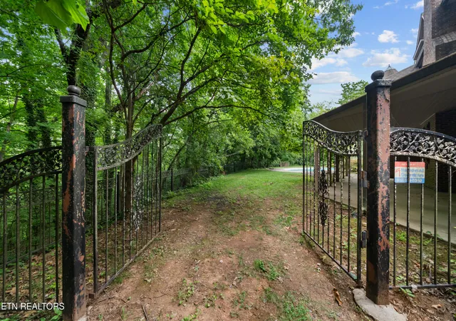 Photo 4 of Single family home for sale at 1923 Chestnut Grv Rd, Knoxville, TN 37932 | MLS# 1347493 | Listing updated on 2026-07-10