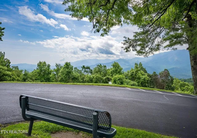 2nd image of 1260 Ski Vw Dr, Gatlinburg, TN 37738