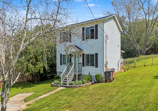 Photo 4 of Sale Pending at 608 Busbee Rd, Knoxville, TN 37920 | MLS# 1353420 | Listing updated on 2026-09-17