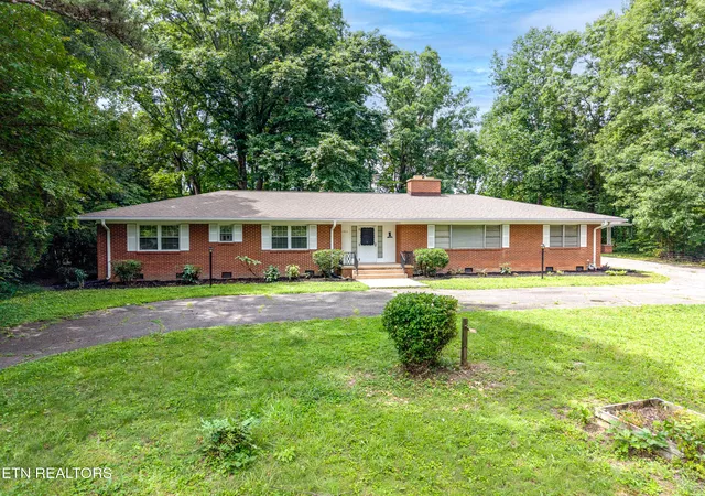 2nd image of 1403 Wilkinson Pike, Maryville, TN 37803 | MLS# 1346173