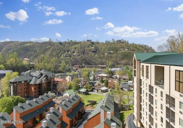 2nd image of 413 Baskins Creek Rd, Gatlinburg, TN 37738