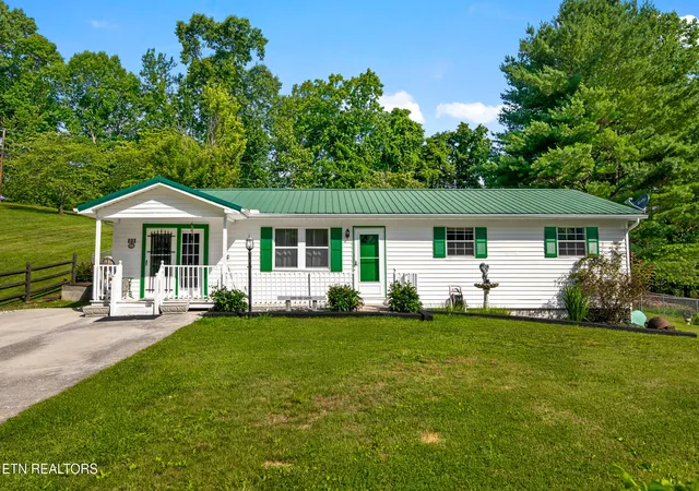 Homes for sale in Jacksboro, TN | 310 Hollifield Dr, Jacksboro, TN 37757 | MLS# 1343989