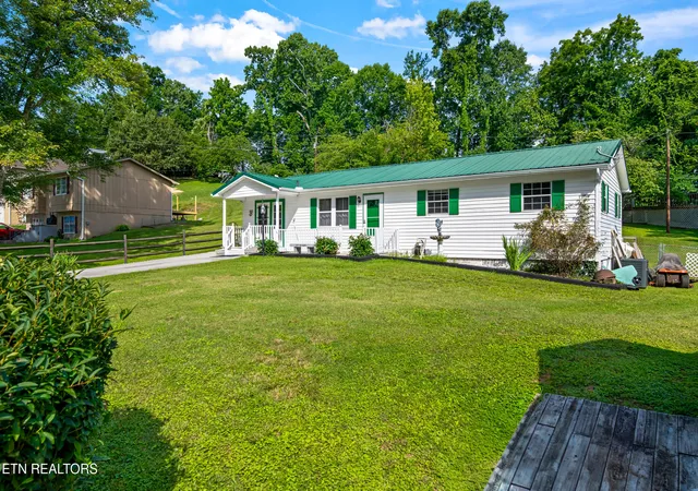 Homes for sale in Jacksboro, TN | 310 Hollifield Dr, Jacksboro, TN 37757 | MLS# 1343989