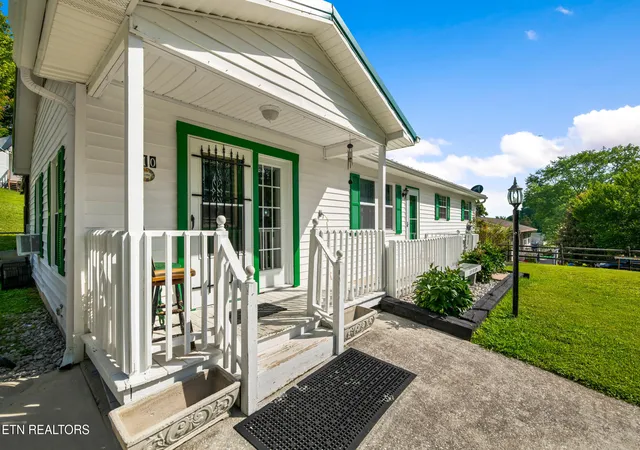 Homes for sale in Jacksboro, TN | 310 Hollifield Dr, Jacksboro, TN 37757 | MLS# 1343989