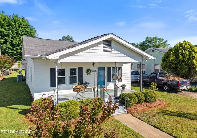Homes for sale in Clinton, TN | 902 Fowler St, Clinton, TN 37716 | MLS# 1341403