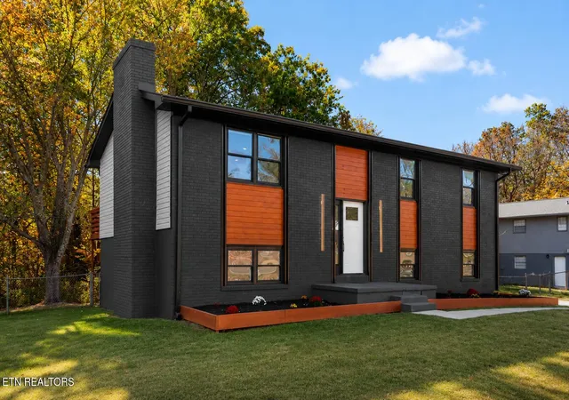 Photo 3 of Single family home for sale at 2904 Gordon Pl, Knoxville, TN 37918 | MLS# 1343229 | Listing updated on 2026-09-17