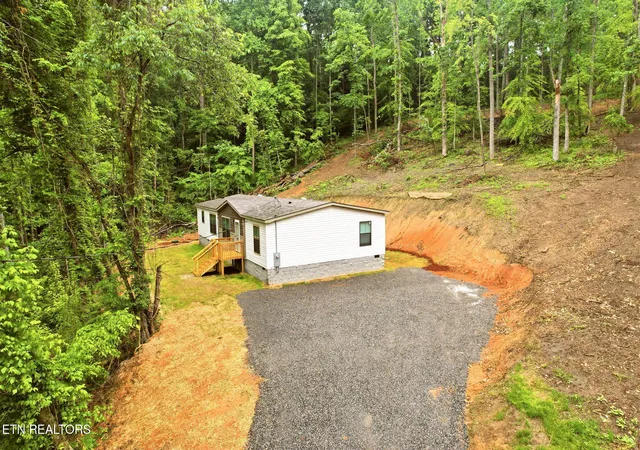 Photo 3 of Single family home for sale at 283 Farmers Holw Rd, Clinton, TN 37716 | MLS# 1341645 | Listing updated on 2026-09-30