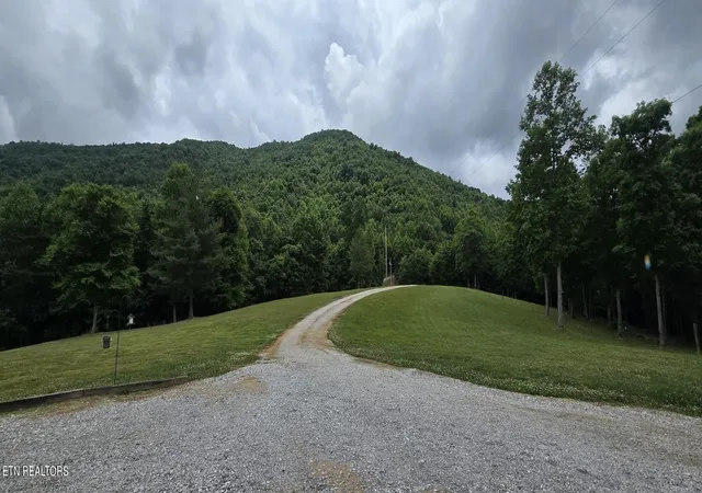 Homes for sale in Huntsville, TN | 815 Crooked Branch Pvt Rd, Huntsville, TN 37756 | MLS# 1342346