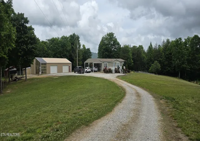 Homes for sale in Huntsville, TN | 815 Crooked Branch Pvt Rd, Huntsville, TN 37756 | MLS# 1342346
