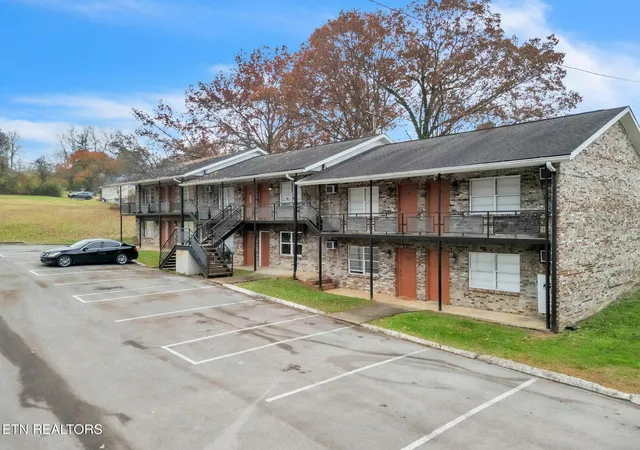 Listing Photo 4 - Condo for sale in building located at 3014 Forestdale Ave, Knoxville, TN 37917