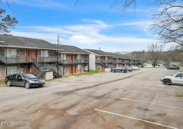 Listing Photo 5 - Condo for sale in building located at 3014 Forestdale Ave, Knoxville, TN 37917